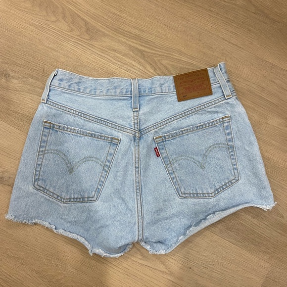 Levi Shorts - Picture 2 of 3